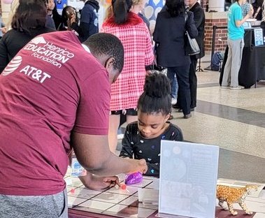 aboyd_steam's tweet photo. It was an exciting night at #Henrico21 The @JohnRolfeMS boys did a great job sharing their projects as our resident experts on @Ozobot, #codeandgomouse, and @3Doodler. Adults and children got to try their hand at this technology as well! @HCPS_Innovates https://t.co/qyFVvWLKAT