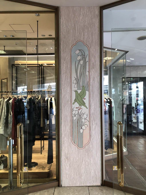 搬入で疲れ果ててる作者とハイパー可愛い藤井大丸エントランス個展会場、藤井大丸から徒歩2分。明日からです。個展も藤井大丸もぜひ見に来てください! 