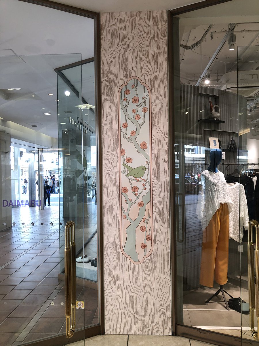 「搬入で疲れ果ててる作者とハイパー可愛い藤井大丸エントランス個展会場、藤井大丸から」|谷小夏のイラスト