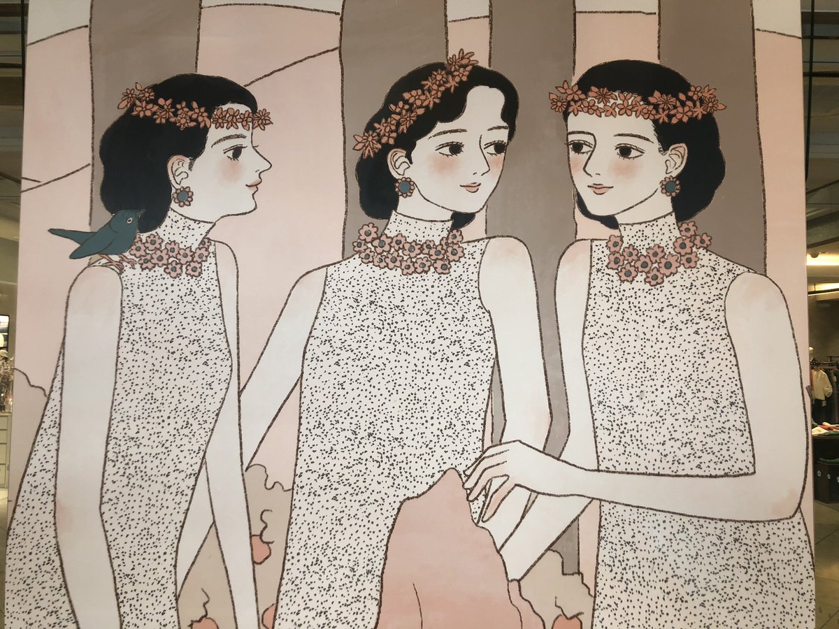 「搬入で疲れ果ててる作者とハイパー可愛い藤井大丸エントランス個展会場、藤井大丸から」|谷小夏のイラスト