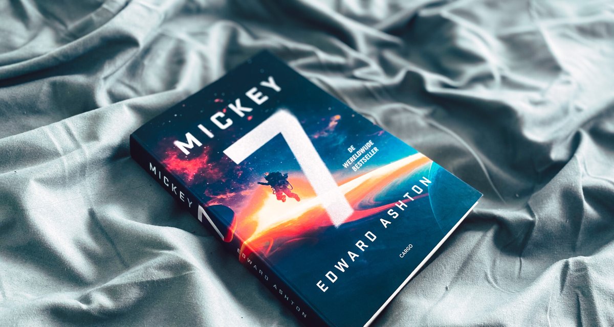 PlayWatchReadNL's tweet photo. Stel je voor dat iedere keer wanneer jij dood gaat er weer een kloon van jou wordt gemaakt met jouw identiteit en herinneringen... Dat is de taak van Mickey Barnes in Mickey7. Onze recensie van dit boek lees je nu op de website! https://t.co/ab3TgISMKF https://t.co/doXB10mLb1
