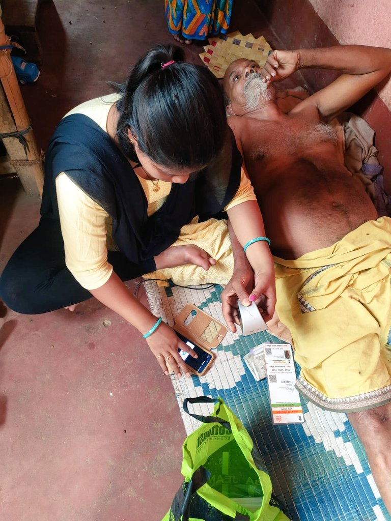 CPMG_Odisha's tweet image. #SmallRole #HugeImpact.  Miss Sujata Kanhar,ABPM Jenapur BO paying pension amount to paralyzed person Sri Gangadhar Jena at his #Doorstep at Jenapur village,Pipili Puri. #Power of @_DigitalIndia . #IndiaPost with #DigitalIndia.