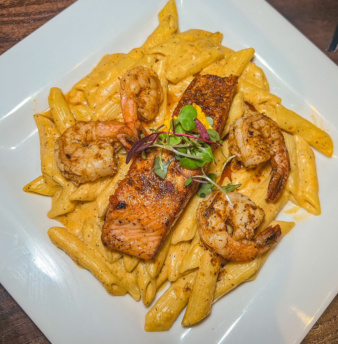 DubbsGrubs's tweet photo. Since I fw the brunch, I checked out the dinner and it hit 🔥 

- Seafood Mac 
- Hot Honey Chicken Sandwich &amp; Wings 
- Cajun Pasta 
- Catfish over Ettoufee &amp; a lot more. 

Tons of daily specials and I head the crawfish is fire too. 

📍Local Tap &amp; Table 
3333 Harry Hines Blvd DTX https://t.co/vXqZ5r8d5S
