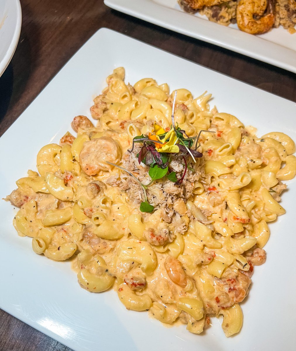 DubbsGrubs's tweet photo. Since I fw the brunch, I checked out the dinner and it hit 🔥 

- Seafood Mac 
- Hot Honey Chicken Sandwich &amp; Wings 
- Cajun Pasta 
- Catfish over Ettoufee &amp; a lot more. 

Tons of daily specials and I head the crawfish is fire too. 

📍Local Tap &amp; Table 
3333 Harry Hines Blvd DTX https://t.co/vXqZ5r8d5S