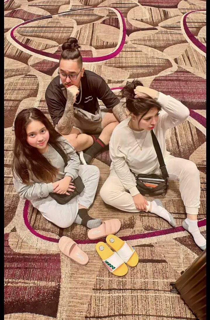 Reah_OniNce's tweet photo. Makyot kayong tatlo #ViToNia https://t.co/x6vcSDGf8m
