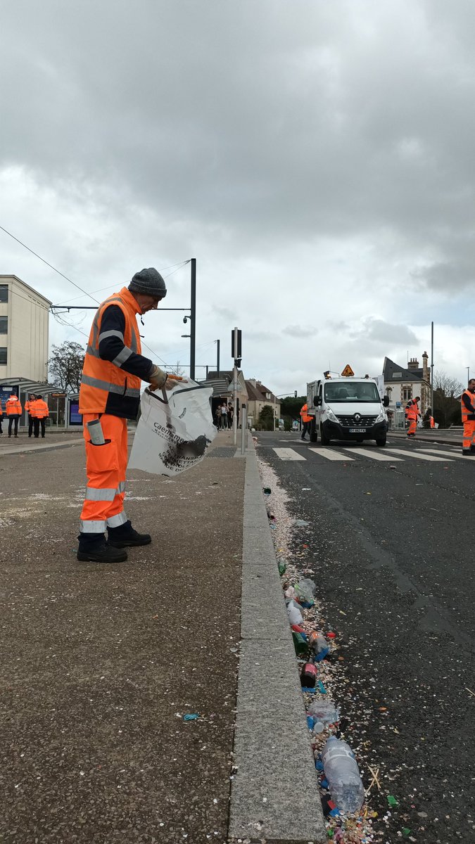 #CarnavalCaen À l'arrière du cortège, les agents de la propreté urbaine ne perdent pas une minute. Au total ce sont 45 agents qui sont mobilisés aujourd'hui et demain, jour et nuit, pour rendre une ville propre aux Caennais. #Caen