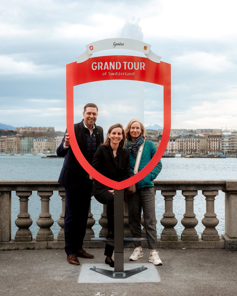 Inauguration du nouveau photo-spot du #grandtourdesuisse installé face au @LeJetdeau et à la rade de #Geneve ce 30 mars 2023 en compagnie de Marie Barbey-Chappuis, Maire de Genève et Adrien Genier, directeur de @GeneveTourisme. Merci @VilleDeGeneve pour ce magnifique emplacement!