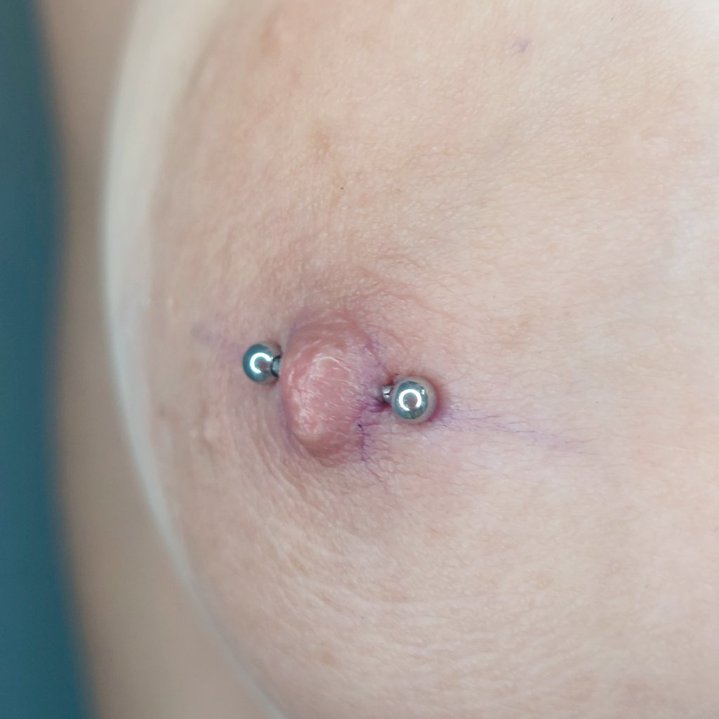 Lizzy_piercer's tweet photo. Piercing na tetita 💫
Essa cliente tem um m4m1l0 bem baixinho e a dúvida dela era se dava pra furar! 
Muita gente tem essa dúvida e da pra perfurar sim, baixinhos, planos e até invertidos. Mas cada anatomia é ÚNICA e necessita avaliação prévia 💕💕 https://t.co/NgTOB5ZUMs
