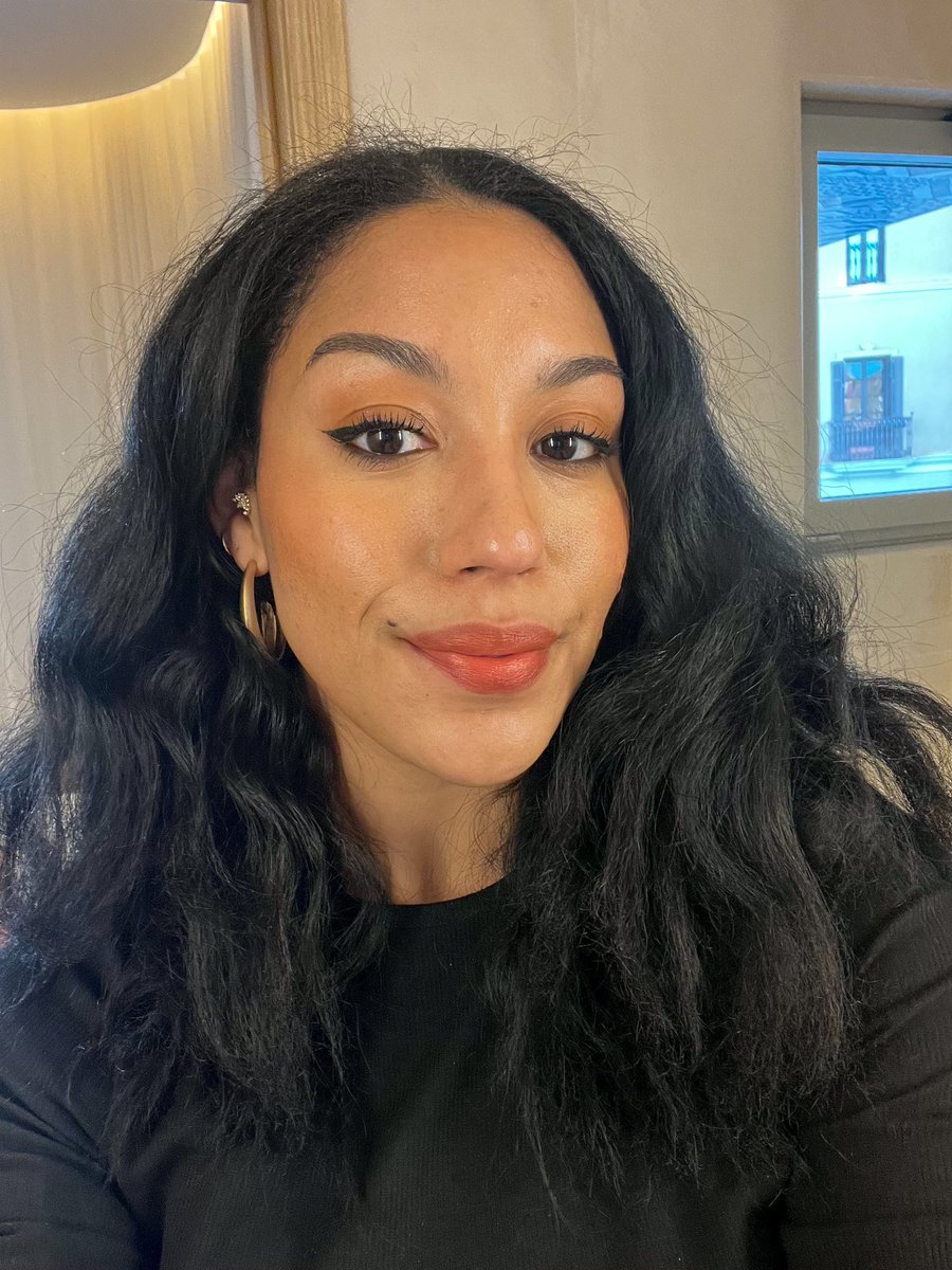 mvryn's tweet photo. Straight hair only comes every 2 years https://t.co/JXEt9zN4GD
