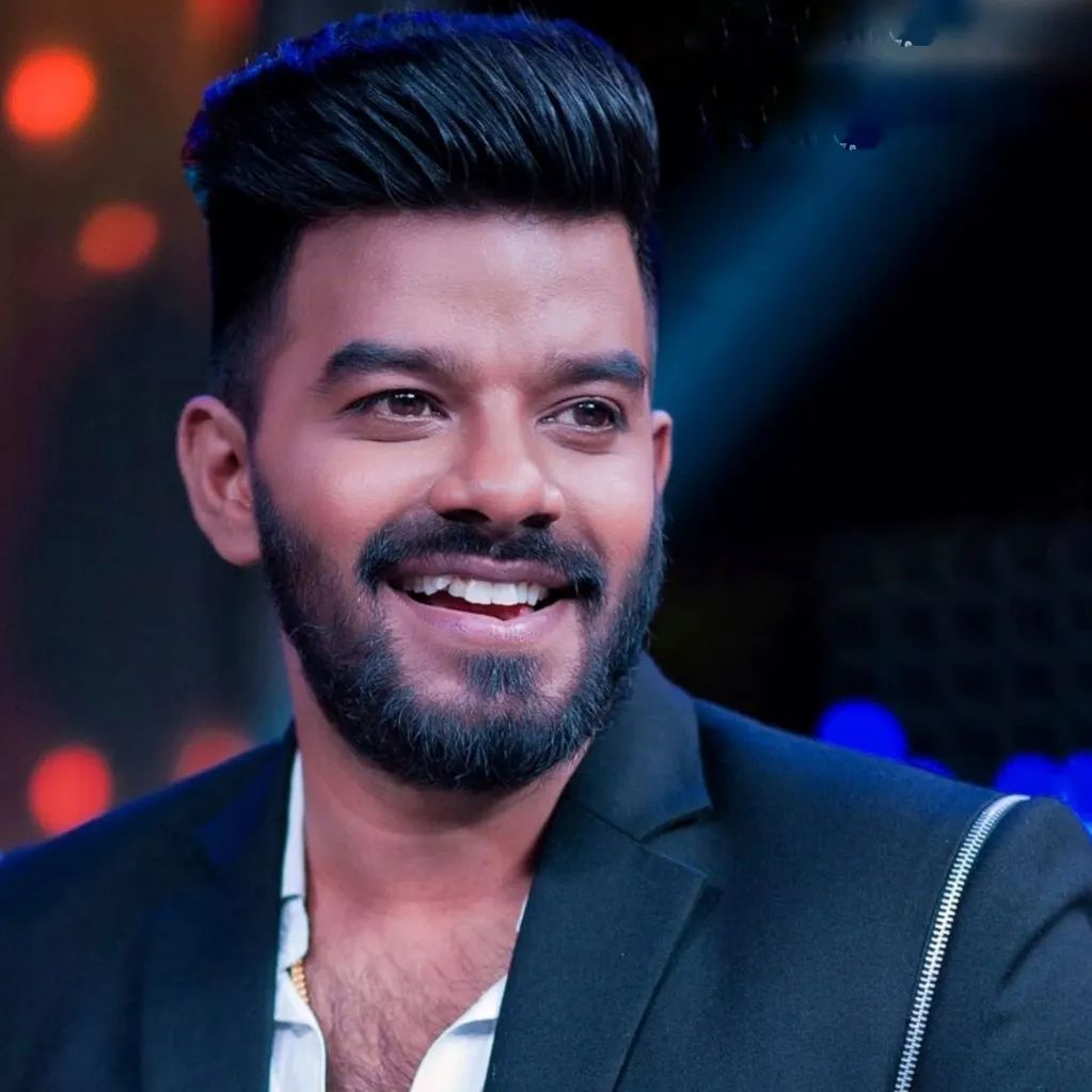 StanOfSudheer's tweet photo. Throwback pic from #Dhee13 sets
#50DaysToGoSudheerBday
#SS4 https://t.co/hdrkIKpfSE