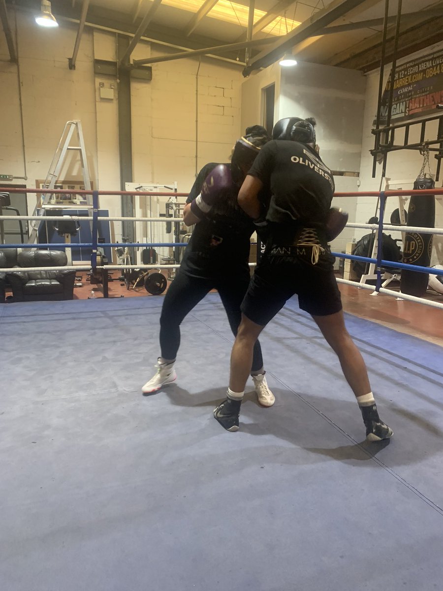 A cracking spar this morning for <a href="/chantellecam/">Chantelle Cameron</a> with <a href="/LeroneHarrison7/">Lerone Harrison</a>