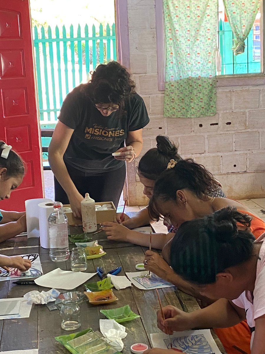 FAMisioneras's tweet photo. 📢 ¡Se realizó con éxito el taller de Vitrofusion!

El taller de Vitrofusion se llevó a cabo en el barrio Belén de La ciudad de Posadas y estuvo a cargo de la artesana Lorena Judith Jacob. https://t.co/y96S6kgDH6