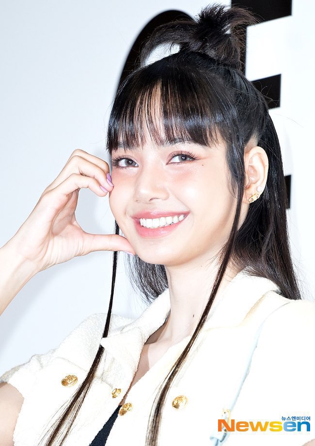 LISANATIONS_'s tweet photo. Real life angel 👼🏻 

LALISA CELINE GIRL
#LISAatCelinePopUp
#LISAXCELINE https://t.co/EpT2XajcKh