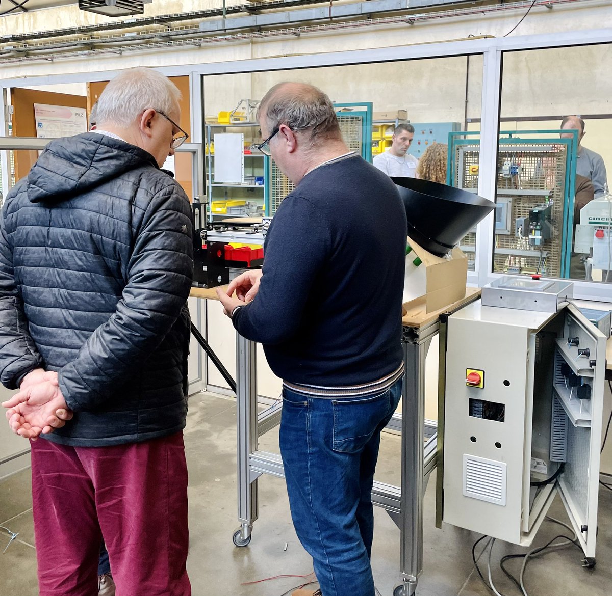 Aujourd’hui, l’UFA du lycée Nelson Mandela accueille le CFA académique et la délégation de Schneider Electric pour une visite des plateaux techniques dans le cadre du partenariat pour l’ouverture de trois BTS CRSA en apprentissage sur l’académie de Poitiers à la rentrée 2023.