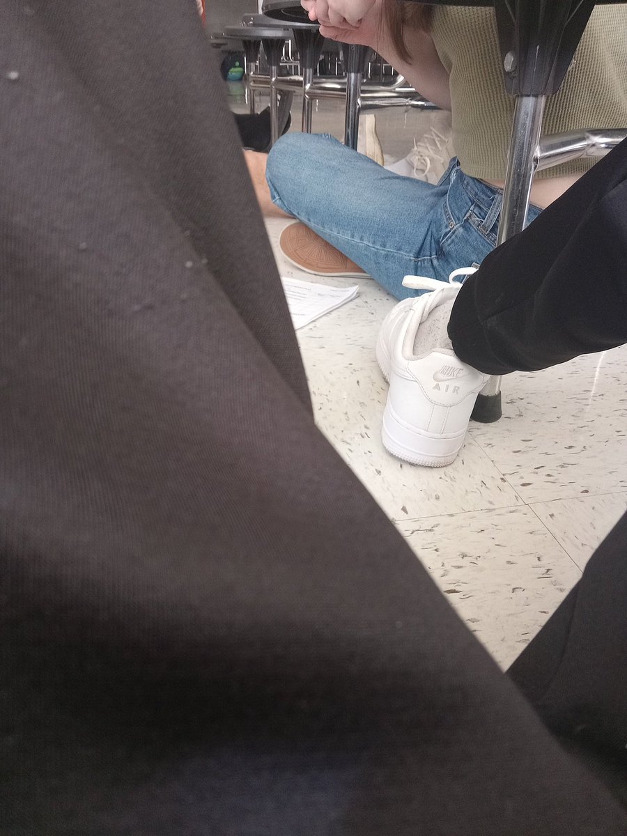 Shooter at my school yall if I die I luv all my Wotis