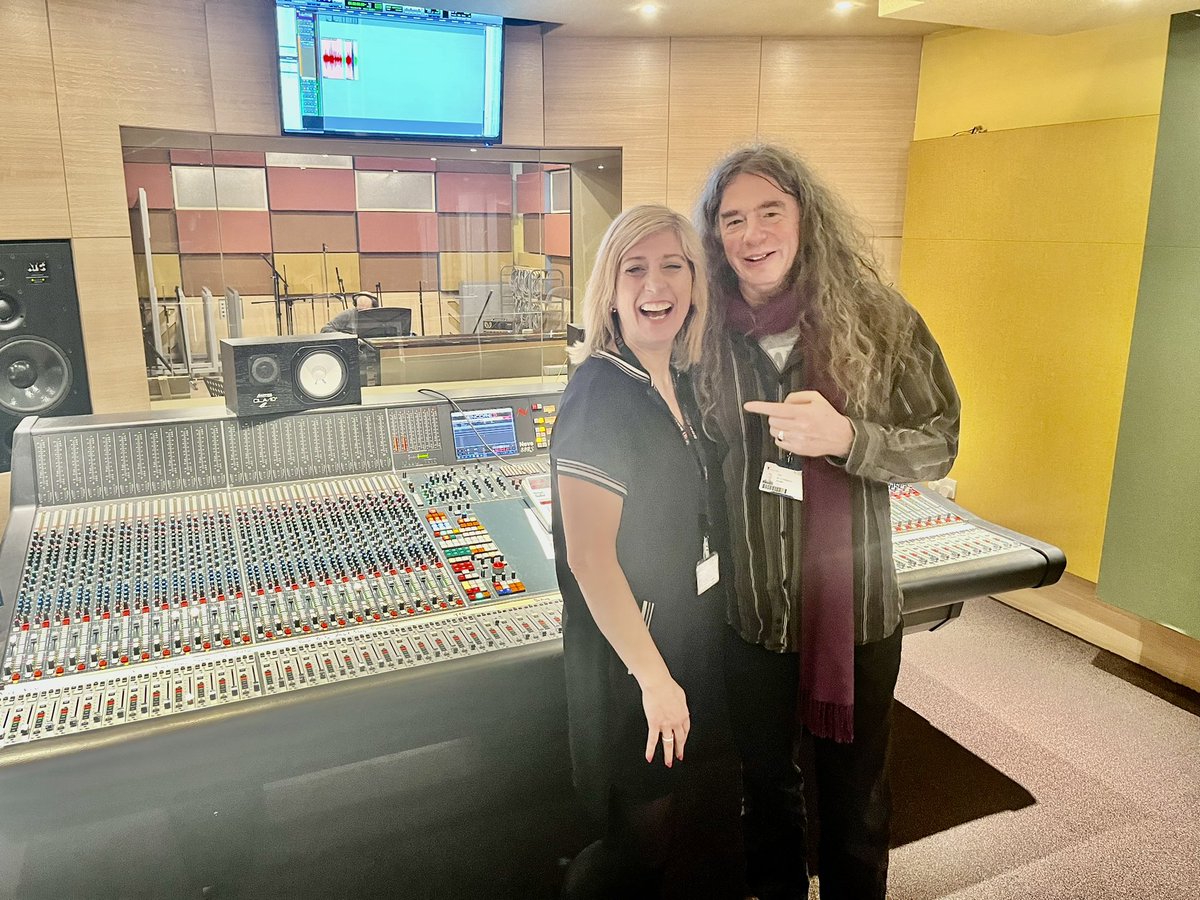 Had an absolutely amazing morning getting educated by a fabulous lecturer John Warburton @Warblefly at @UniOfSurrey talking all things #SOUND #radio #music #recordingstudio #womenintech #womeninradio #womeninmedia