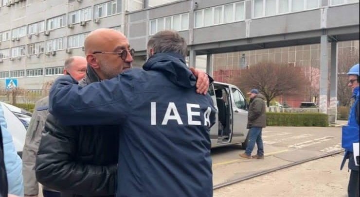 OlenaHalushka's tweet image. What the hell is happening in this photo? Why is @rafaelmgrossi hugging the rosatom thug who is committing nuclear terrorism at the Zaporizhzhia power plant? Is this how we are now fighting against criminals? #saveZNPP
Photo h/t Olga Kosharna, @VVoytsitska