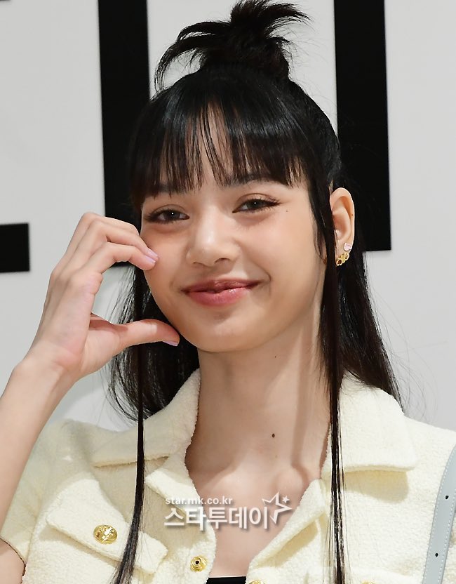 DEARMYLILI_VN's tweet photo. YOU ARE MY SUNSHINE
LALISA CELINE GIRL 
#LISAatCelinePopUp 
#LISAXCELINE https://t.co/iJFMhjQRux