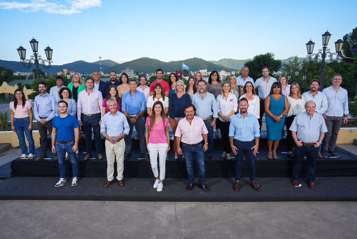 RomeroBettina's tweet photo. Mientras el Frente de Todos a nivel nacional y la oposición en nuestra Provincia rompen todos los límites en peleas por el poder, en nuestro espacio valoramos las miradas distintas y compartimos una agenda de trabajo a futuro. Este es un equipo preparado y comprometido. https://t.co/666NCfsza5