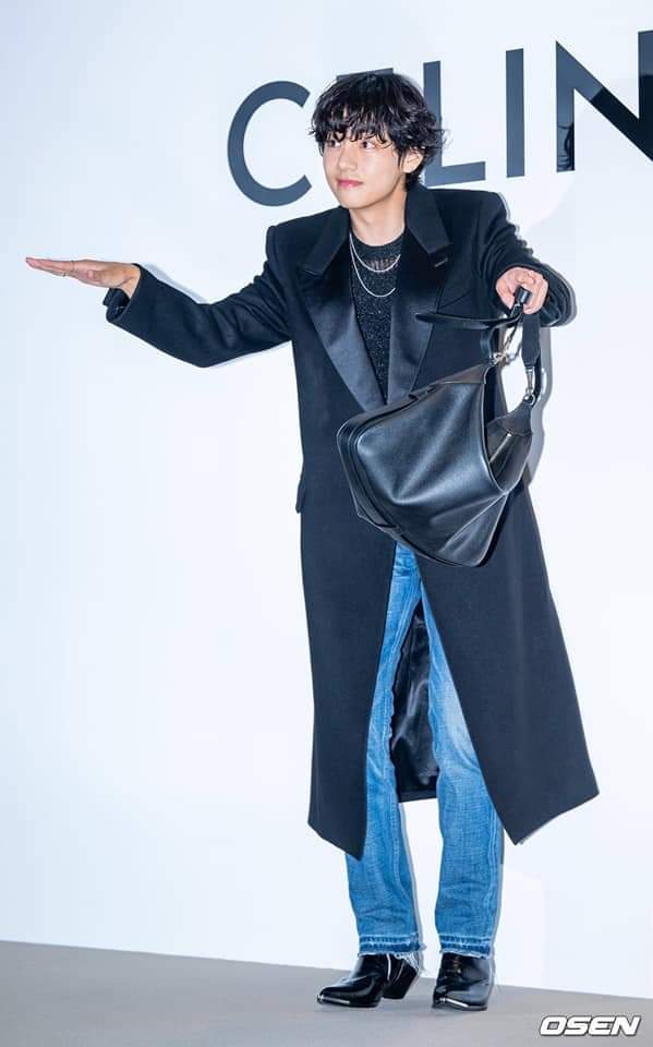 hamat_mn's tweet photo. [PHOTO] KIM TAEHYUNG at Celine photo call

TAEHYUNG TAEHYUNG
CELINE BOY V 
#TAEHYUNGxCELINE https://t.co/u1oAjWprbY
