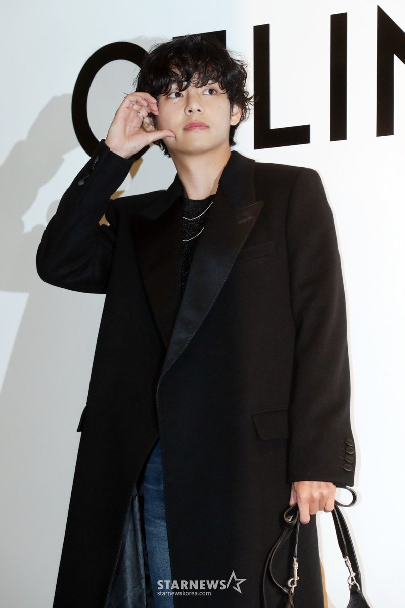hamat_mn's tweet photo. [PHOTO] KIM TAEHYUNG at Celine photo call

TAEHYUNG TAEHYUNG
CELINE BOY V 
#TAEHYUNGxCELINE https://t.co/u1oAjWprbY