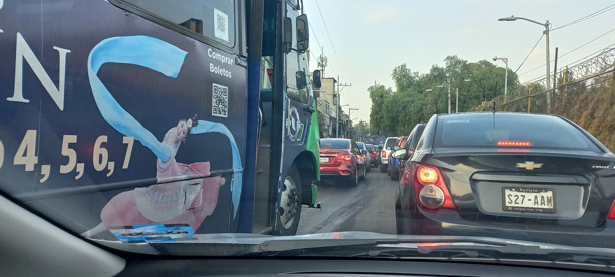 DiazLdp's tweet photo. Todas las mañanas es lo mismo los "abusivos" usando el sentido contrario en Vidrio Plano @Gob_Tlalne @LaSEMOVI @C5_CDMX @TuAlcaldiaGAM @multimediostv @supercivicosmx https://t.co/0njPSO3dBs