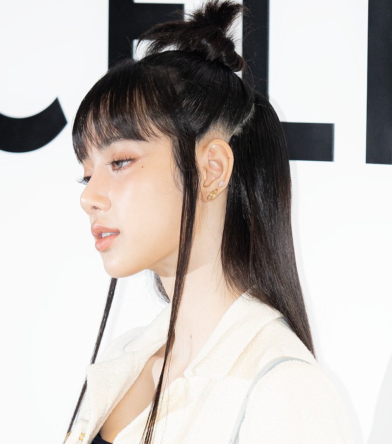 lalisahourIy's tweet photo. THE best side profile https://t.co/0DtDj0h8cD