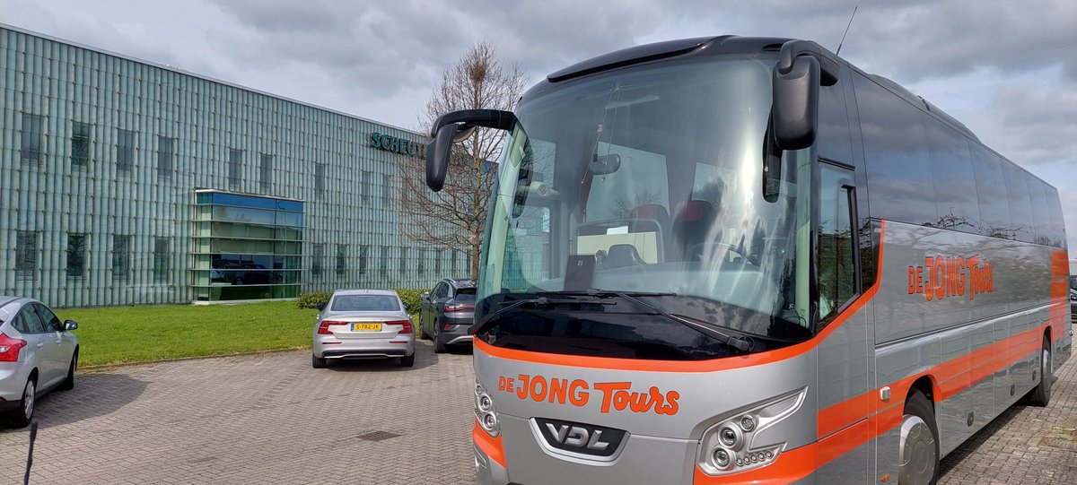 “Meester Visser” trekt volle zalen! Op 21 en 28 maart jl vertrok een bus vol medewerkers van <a href="/Europrovyl/">Europrovyl</a> naar Scheuten Glas Hoorn. Alle cursisten zijn weer op de hoogte gebracht van de huidige regelgeving en normeringen door Pieter Visser. Een goed initiatief van Europrovyl!