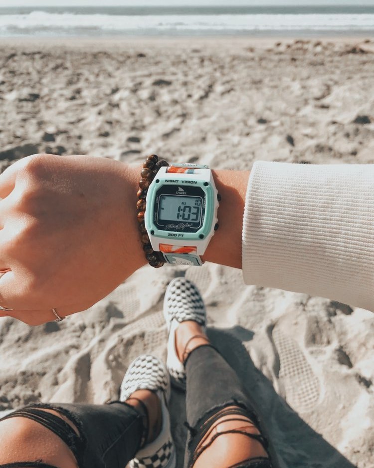 freestyle_watch's tweet photo. what time is it? beach time! ☀️🌊✌️   
🦈: Aloha Paradise Green
📸: @cierahyatt 

_
#sharkwatch #beachaddict #sandbetweenmytoes #myfreestylewatch #accessory #accessories #oceanview #watchoftheday  #sunsetbeach #sand #beachlife #ocean https://t.co/uAzDEgMREj https://t.co/ifLPRgJm9Z
