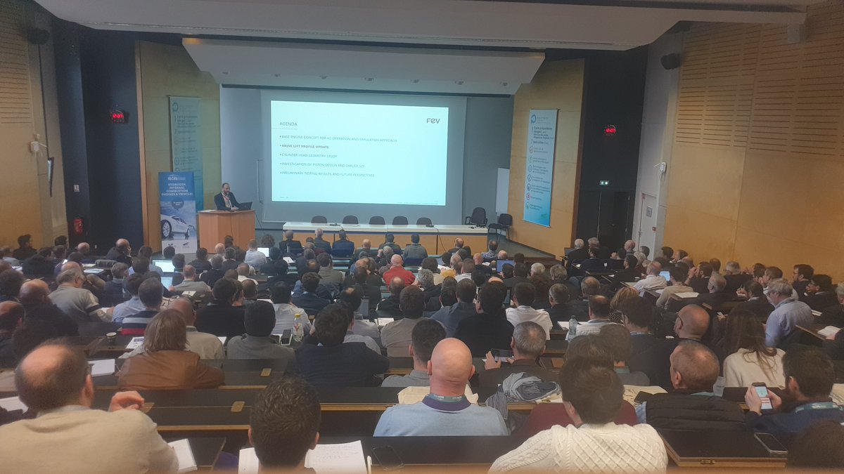 Tony, audiovisualiste au Learning Lab-UO était aux commandes pour la captation et la prise de photos pour cette journée sur la thématique "moteurs et véhicules à combustion interne à hydrogène" !