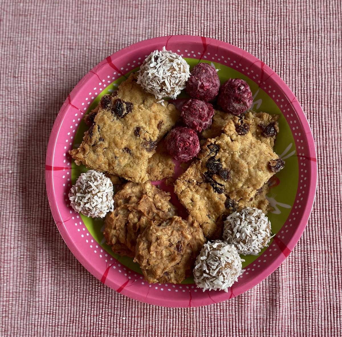 daddy_gentleman's tweet photo. Just had a belated lunch after my lunch break shopping tour in downtown Munich! Enjoyed a delicious meal of #Azukibeans with mashed potatoes, salad, #energyballs, and #glutenfreecookies for dessert 🍴😋 #foodie #MunichEats #healthyfood https://t.co/5Ho4YbFFEc