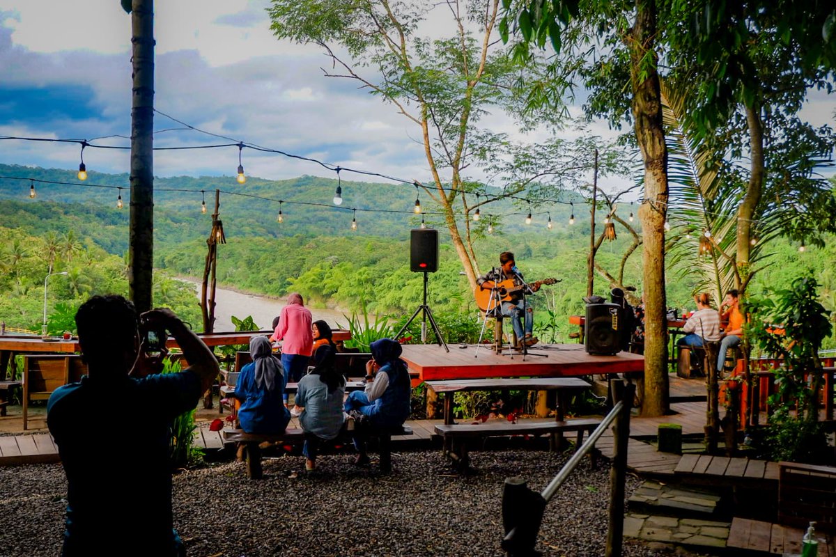 GadingGandos's tweet photo. Jikalau kawankawanku mencari tempat ngabuburit bersama keluarga, teman atau pasasangan (nek ndhuwe) bisa mampir kesisi barat yogyakarta,menyore dgn view sungai dan sunrise disore hari yg tentunya mengasyikkan mata ngo mampir https://t.co/cq6N6FB0uC https://t.co/2JIHBJkqpY