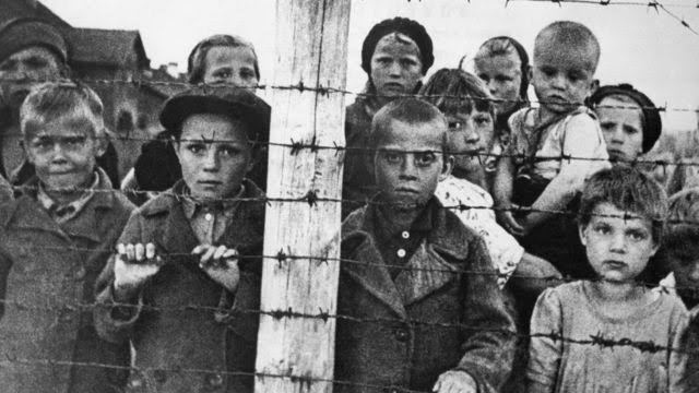 EmiliPrez5's tweet photo. HOLOCAUSTO. Lo que ocurrió en Alemania nazi fue lo más triste, ya que los judios fueron concentrados en campos y aseciados cruelmente debido al antisentismo (odio), preguicios en contra de ellos. Y esto quedo marcado en la humanidad como un hecho muy triste
@Grislamaestra https://t.co/n4LRJP2Kbj
