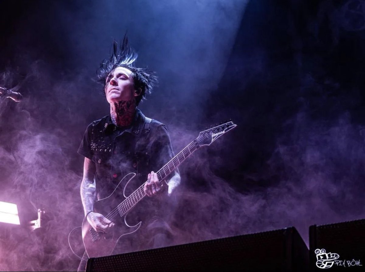 Gorgeous shot of our favorite guitarist. 

📸: piaboehl via IG