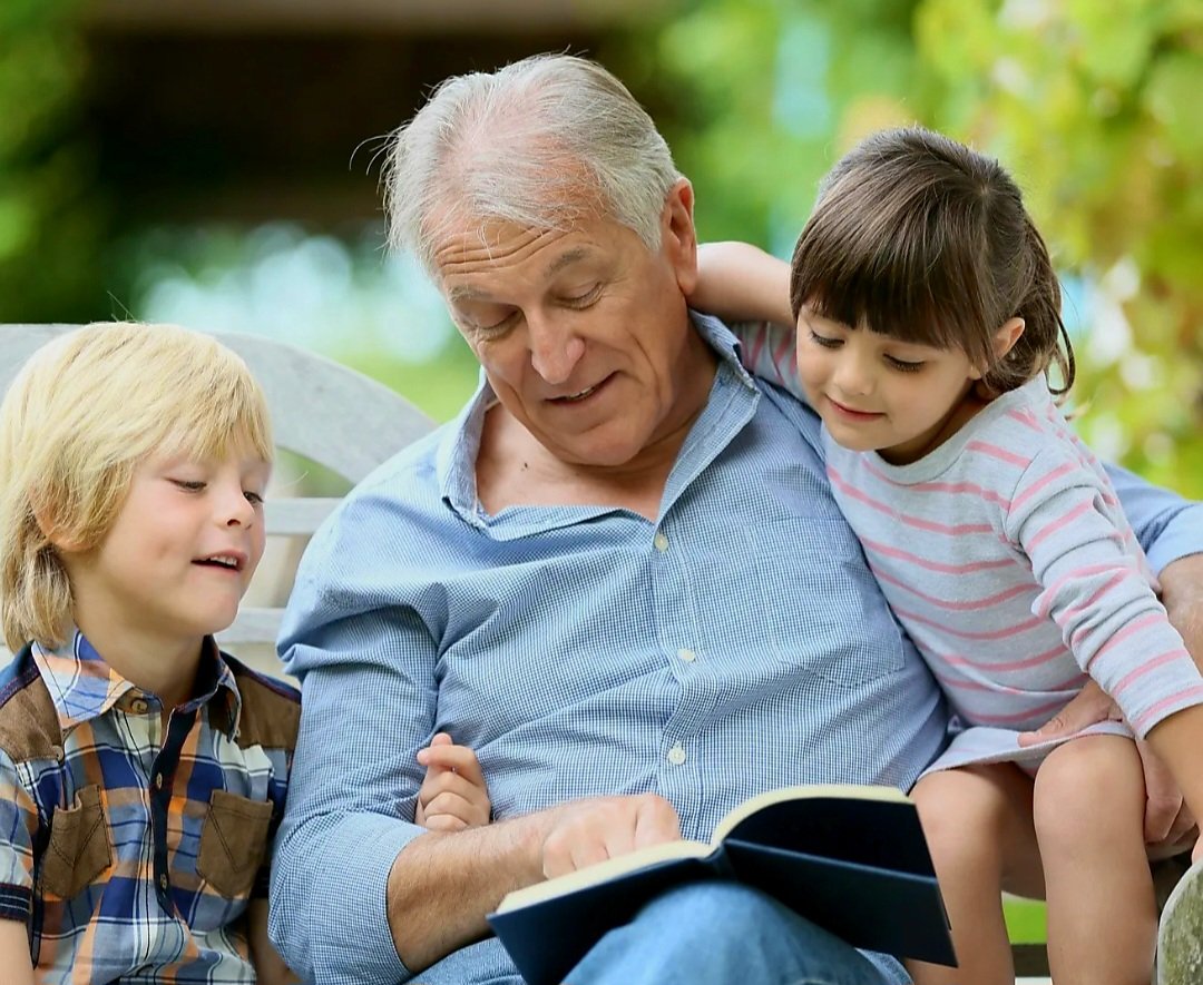 "El que no considera lo que tiene 
  como la riqueza más grande, es
  desdichado, aunque sea dueño 
  del mundo".
- Epicuro.