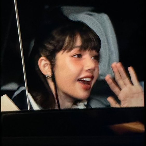 DEARMYLILI_VN's tweet photo. SAO VỀ SỚM QUÁ ZA 😭😭😭 

LALISA CELINE GIRL 
#LISAatCelinePopUp 
#LISAXCELINE https://t.co/9bHZPrEN5A