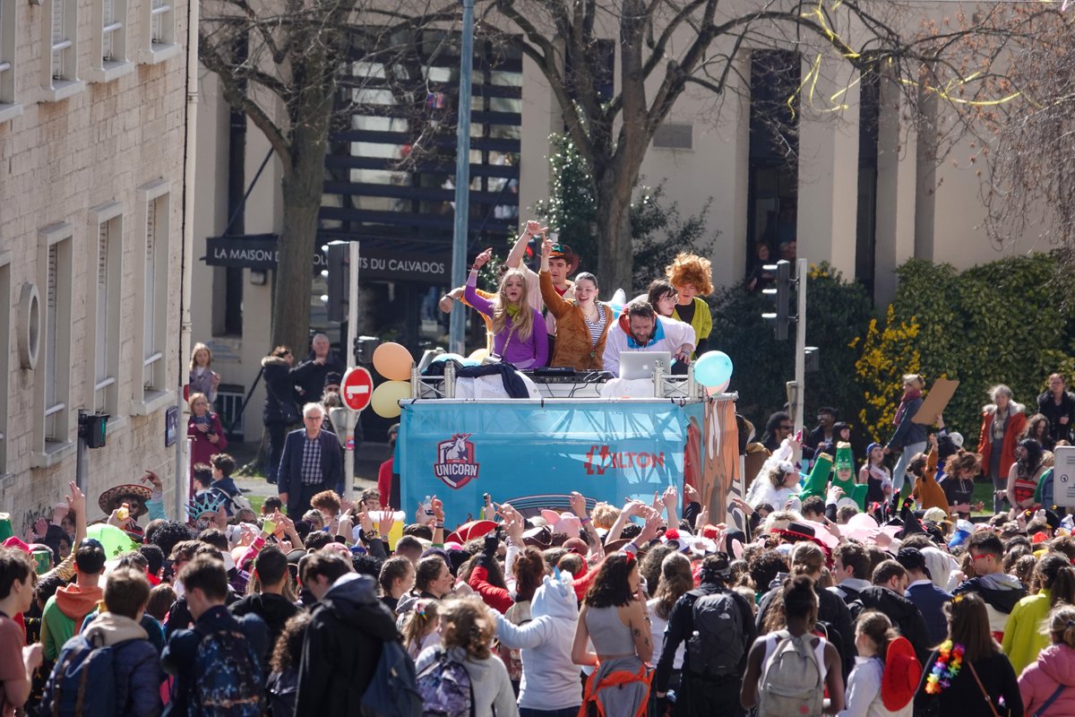 radiolivier's tweet photo. Après les manifs, le carnaval étudiant 2023 à #Caen https://t.co/SdOPm14vI8