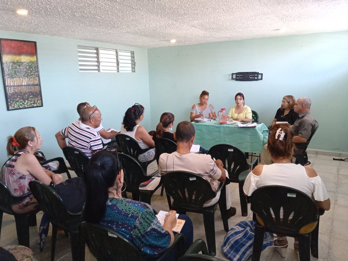 DtoraDpsGranma's tweet photo. #ProvinciaGranma
Desde la Empresa de Farmacia y Óptica #Farmog ,reunión de conciliación con proveedores ,#DPSGranma y directivos de esta empresa con el objetivo de impulsar la producción de Medicina Natural.
@DrReinol
@DrRobertoMOjeda
@JLBrocheLorenzo https://t.co/Dj47MRPn1c