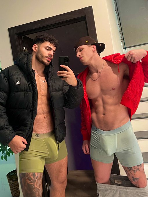 quick pic before our night out 😏 https://t.co/Xppd4pTc1p