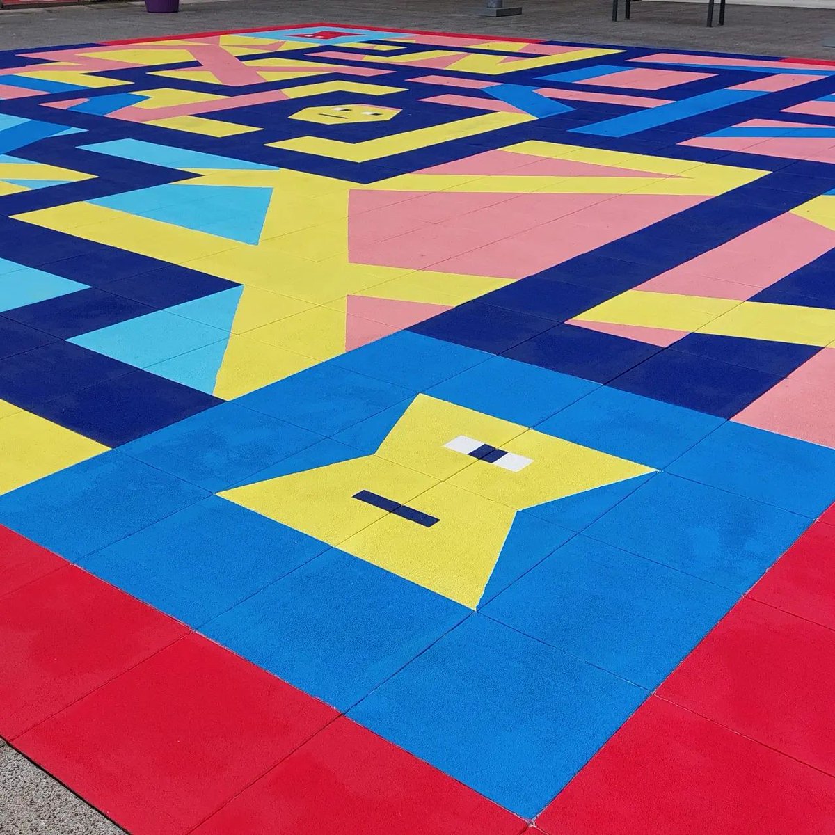 La fresque #SolVif est achevée sur le parvis du <a href="/CHUdeBesancon/">CHU de Besançon - Rejoignez-nous sur Bluesky</a> ! Nous vous donnons rendez-vous mercredi 5 avril à 14h pour l'inauguration. Merci aux artistes @_Smallstudio_ et <a href="/GuillaumitM/">guillaumit</a> pour ce magnifique travail, au festival @NouvellesFormes et à l'ensemble des partenaires.