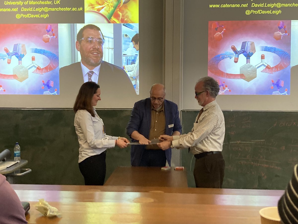 . @ProfDaveLeigh starting his lecture on atropisomerism with a magic trick on passing cards through physical barriers, before moving onto energy barriers in restricted systems! @FosseySymposium @Peacock_Group #chemistry #conference