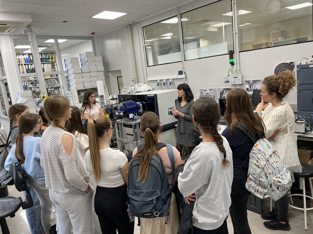 mcorominasb's tweet photo. Avui tenim visita de l'alumnat de 4t ESO de la branca de bio @EscolaThauBCN a @IRBBarcelona Ens encanta poder explicar la nostra ciència i obrir els nostres labs. I fer cantera de futures cientifiques i cientifics! 🔬🧬👩‍🔬🧑‍🔬 https://t.co/qFmq9XK2PT