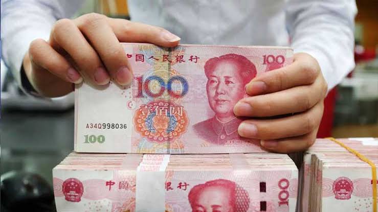 IcE_MaNmX's tweet photo. ÚLTIMA HORA: China y Brasil acordaron comerciar en sus propias monedas, abandonando el dólar estadounidense. 

Si más países comienzan a comerciar en sus propias monedas, podría reducirse la demanda del dólar. Esto podría conducir a un dólar más débil. 

China y Brasil acordaron realizar sus transacciones comerciales y financieras utilizando sus propias monedas, abandonando al dólar estadounidense como intermediario. 

Cambiarán yuanes por reales, y viceversa, en lugar de pasar por el dólar estadounidense. Esto es parte de los esfuerzos de China para reducir su dependencia del dólar estadounidense como principal moneda de reserva del mundo y para promover el uso de su propia moneda, el yuan. 

China es el mayor socio comercial de Brasil, con un comercio bidireccional que superó los 150.000 millones de dólares el año pasado. Se espera que el acuerdo reduzca costos, promueva un mayor comercio bilateral y facilite la inversión. 

China tiene acuerdos de divisas similares con Rusia y Pakistán.

El dólar estadounidense se convirtió en la moneda de reserva mundial después de la Segunda Guerra Mundial, cuando Estados Unidos emergió como la principal potencia económica mundial. En 1944, luego del Acuerdo de Bretton Woods, 44 naciones acordaron adoptar el dólar estadounidense como moneda de reserva oficial. 

Es poco probable que el dólar estadounidense siga siendo la moneda de reserva mundial en el futuro previsible. Todo parece indicar que tiene los días contados, no necesariamente por su baja de valor, mas bien porque hay naciones que buscan romper esta hegemonía.