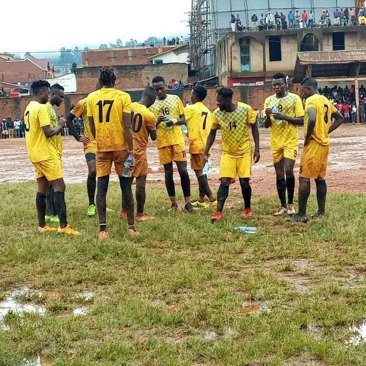 Greatdreamdrc's tweet photo. L'AS NYUKI Champion du Congo 2018 évolue à #BUTEMBO & joue au Stade #MATOKEO.
Pas d'équipe d'âges,
Pas d'équipe féminine,
Pas de Stade.
Mr Faustin #MAKEMBE, agent de l'Ese #UNION_GROUP pense qu'il faut une remise en question sur le bilan de l'AS NYUKI 5ans après son sacre
#EUFBU https://t.co/HXo7j3OsI4