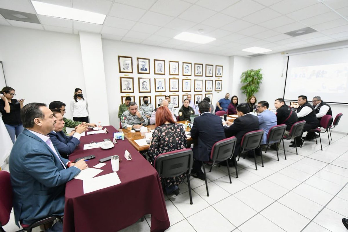 SegobCoahuila's tweet photo. Este #jueves en la Mesa de #Seguridad, encabezada por autoridades estatales, federales y las Fuerzas Armadas, se contó con la presencia del @INECoahuila y se dio seguimiento al trabajo coordinado para brindar seguridad, antes, durante y después del proceso electoral en #Coahuila. https://t.co/sDwP4nCed8