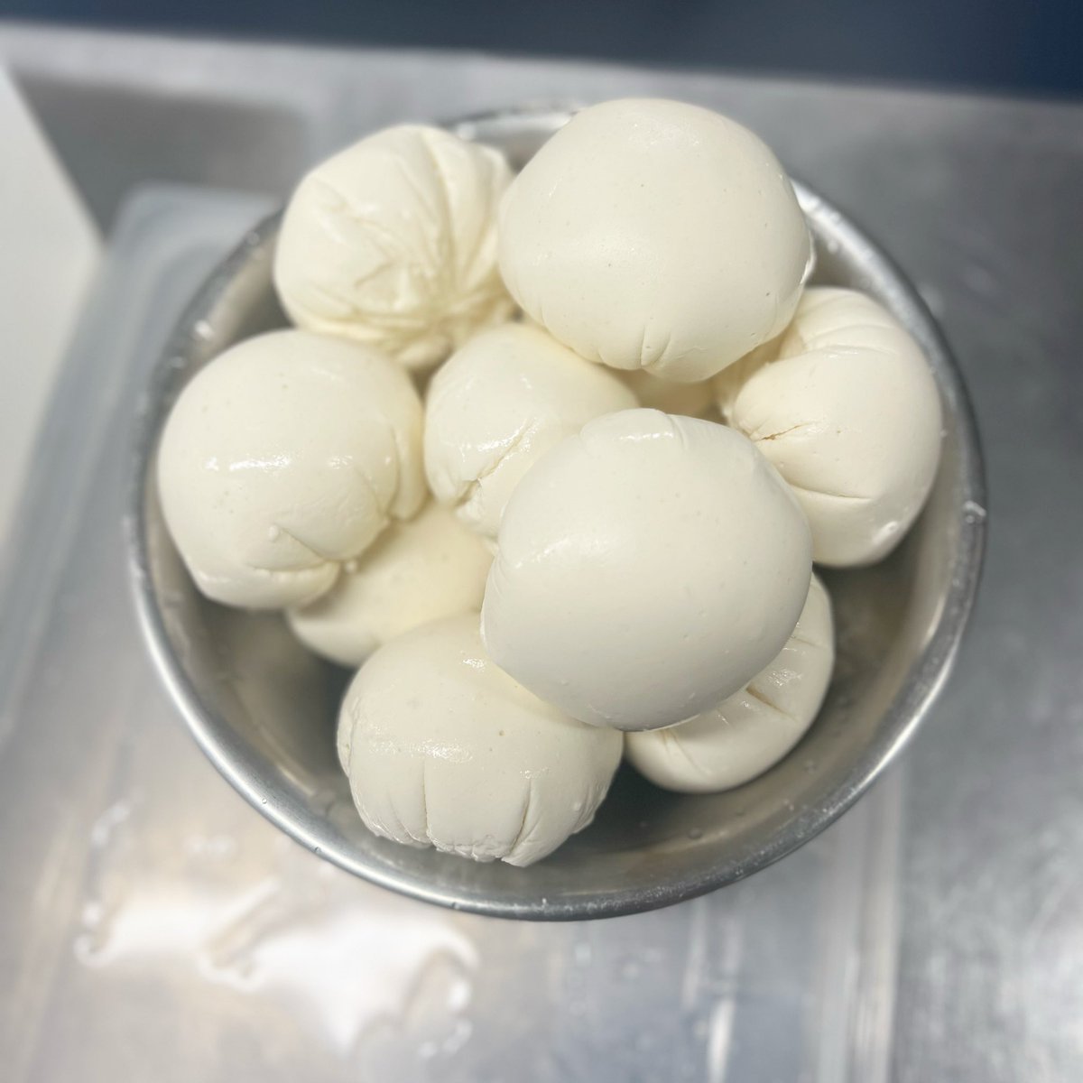 PieDealersLDN's tweet image. VEGAN MOZZARELLA BALLS! It melts perfectly in pizzas, but also great in subs 🥪  #Nutfree, #Soyfree, #Glutenfree and #Dairyfree available for your home or your business nationwide, check our online store and/or wholesale store if you are a business 🚚 youngvegans.co.uk