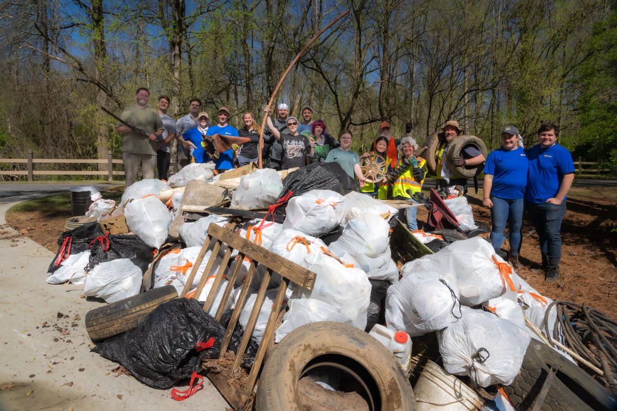 Despite early morning storms, Sweep the Hooch had a record turnout! Nearly 1,400 volunteers gathered throughout the watershed & removed over 31 TONS of trash. Thank you to the incredible volunteers! See photos from Saturday here: bit.ly/3nzBBpx 📸Paul McKenney/GNPA.org
