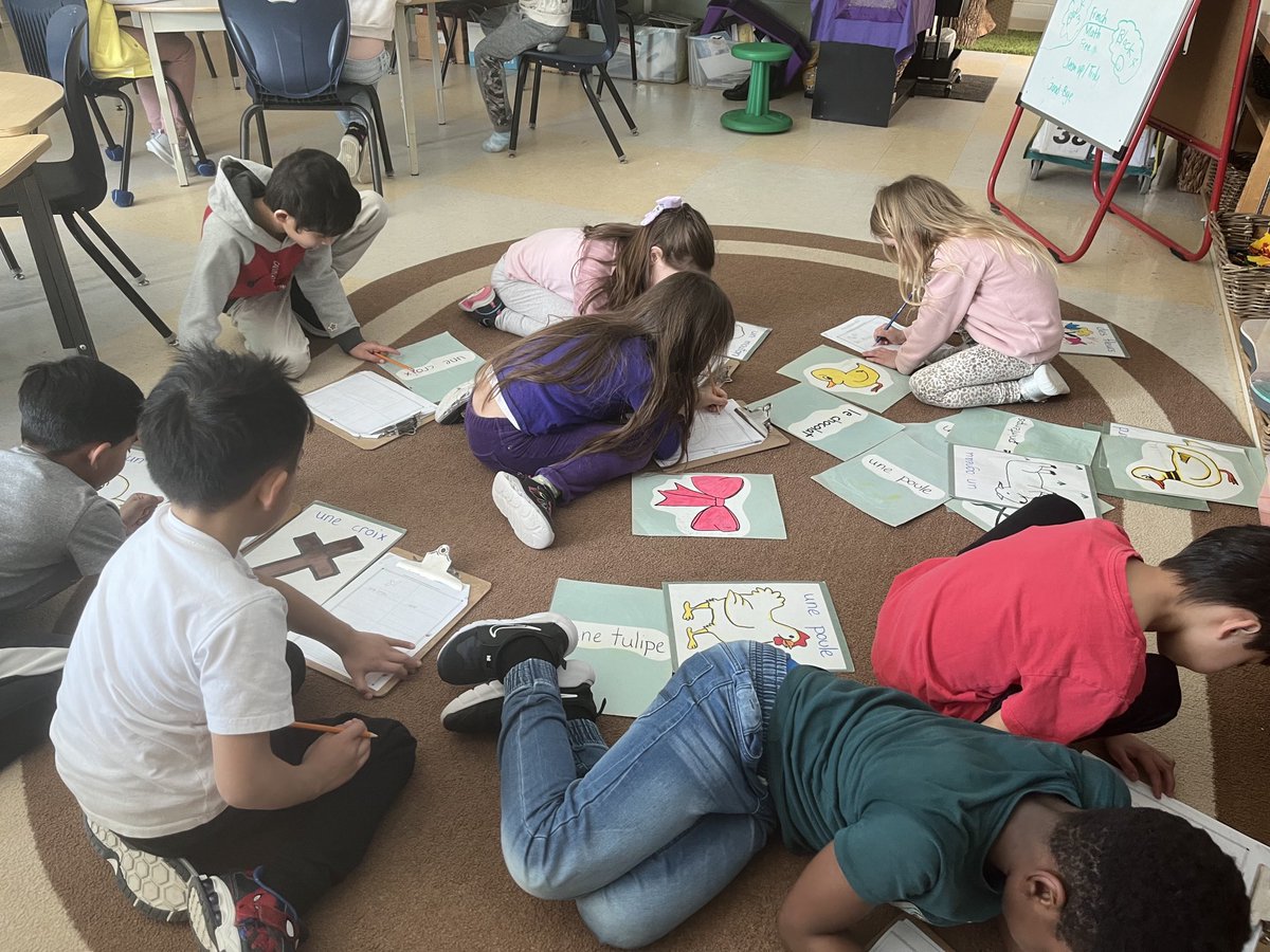 Hard at work en français! ⁦<a href="/StAnneOCSB/">St. Anne School</a>⁩ ⁦<a href="/lesyamarie123/">L.Maleszyk (Ms.M)❤️</a>⁩