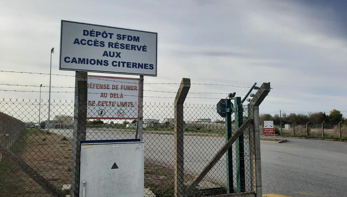 iciloireocean's tweet photo. #réquisition de salariés au dépôt de #carburant de #Donges. Le pipe de la #SFDM alimente un français sur six #ReformeDesRetraites. La #CGT dénonce une atteinte au droit de grève.
➡️ https://t.co/K4rALM38Dm https://t.co/fmeZBvhyIS