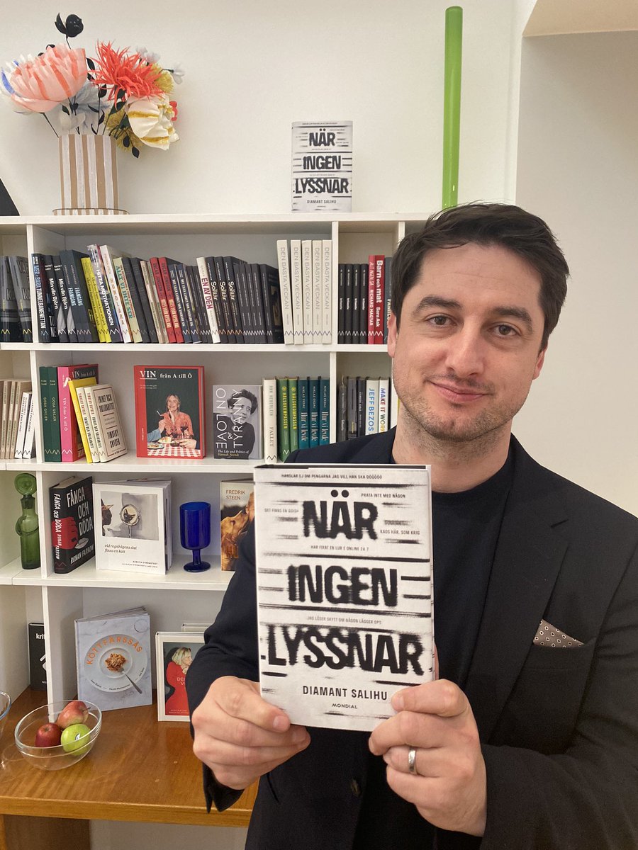 Vilken skön känsla att få hålla resultatet av 16 månaders slit, åtskilliga resor och över hundra intervjuer <a href="/MondialForlag/">Mondial</a>